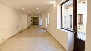 🏢 NA PREDAJ | OBJEKT S OBCHODNÝMI PRIESTORMI A BYTMI 🏢 - fotografia 25