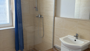 🏡 NA PRENÁJOM | RODINNÝ DOM S HALOU A VEĽKOU PARKOVACOU PLOCHOU – BRESTOVANY🏡 - fotografia 7