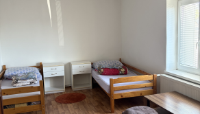🏡 NA PRENÁJOM | RODINNÝ DOM S HALOU A VEĽKOU PARKOVACOU PLOCHOU – BRESTOVANY🏡 - fotografia 11