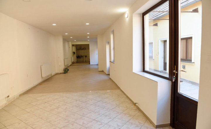 🏢 NA PREDAJ | OBJEKT S OBCHODNÝMI PRIESTORMI A BYTMI 🏢 - fotografia 24