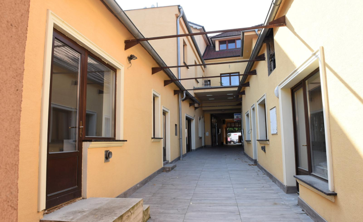 🏢 NA PREDAJ | OBJEKT S OBCHODNÝMI PRIESTORMI A BYTMI 🏢 - fotografia 17