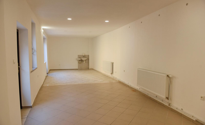 🏢 NA PREDAJ | OBJEKT S OBCHODNÝMI PRIESTORMI A BYTMI 🏢 - fotografia 15