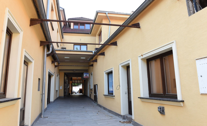🏢 NA PREDAJ | OBJEKT S OBCHODNÝMI PRIESTORMI A BYTMI 🏢 - fotografia 33