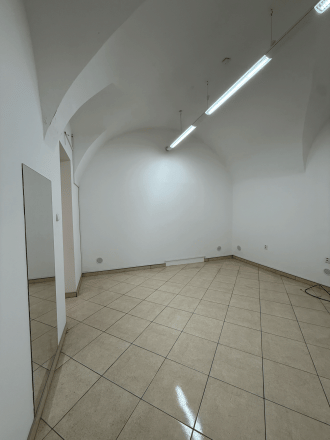 NA PRENÁJOM OBCHODNO-KANCELÁRSKY PRIESTOR V CENTRE MESTA - fotografia 4