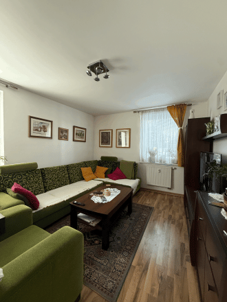 NA PREDAJ BEZBARIÉROVÝ 2-IZBOVÝ BYT S GARÁŽOU - fotografia 2