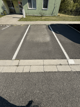 NA PREDAJ BEZBARIÉROVÝ 2-IZBOVÝ BYT S GARÁŽOU - fotografia 16