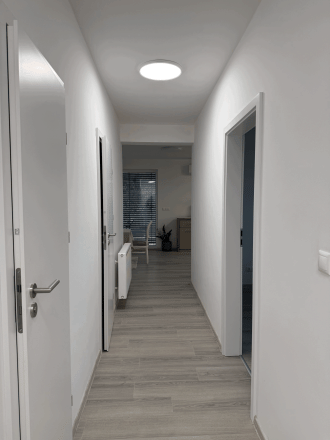 NA PREDAJ  3-IZBOVÝ  BYT S VEĽKÝM BALKÓNOM – KAMENNÝ MLYN - fotografia 6