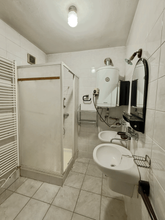 NA PREDAJ 3-IZBOVÝ BYT S DVOMI BALKÓNMI A PARKOVACÍM MIESTOM - fotografia 5