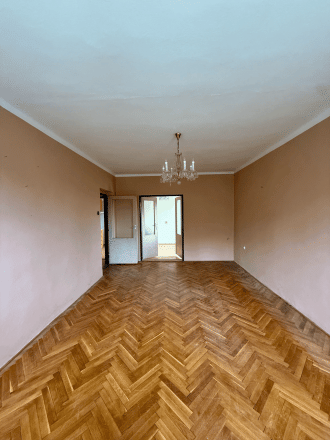 NA PREDAJ 3-IZBOVÝ BYT S DVOMI BALKÓNMI A PARKOVACÍM MIESTOM - fotografia 2