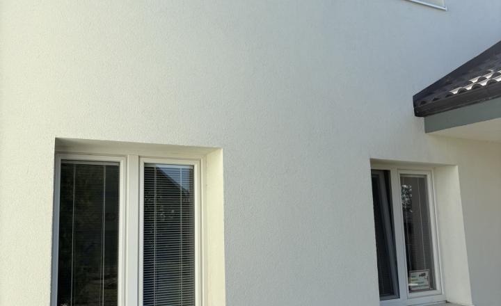 🏡 NA PRENÁJOM | RODINNÝ DOM S HALOU A VEĽKOU PARKOVACOU PLOCHOU – BRESTOVANY🏡