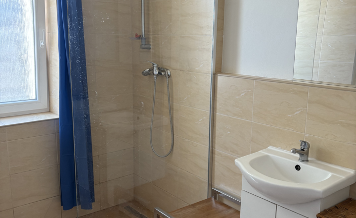 🏡 NA PRENÁJOM | RODINNÝ DOM S HALOU A VEĽKOU PARKOVACOU PLOCHOU – BRESTOVANY🏡 - fotografia 6