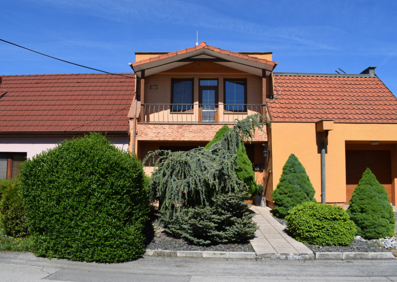 🏡 NA PREDAJ | PRIESTRANNÝ RODINNÝ DOM V CENTRE OBCE 🏡 - fotografia 1