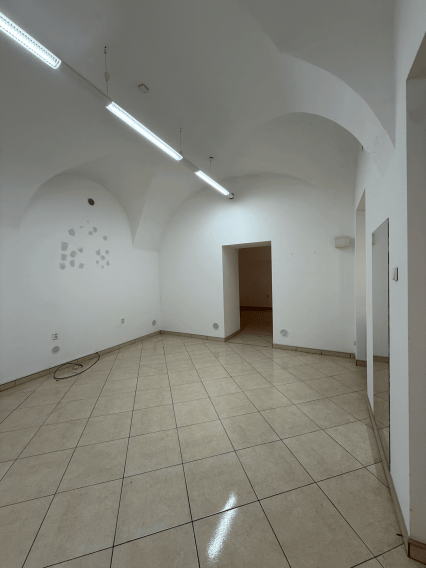 NA PRENÁJOM OBCHODNO-KANCELÁRSKY PRIESTOR V CENTRE MESTA - fotografia 1