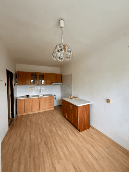 NA PREDAJ 3-IZBOVÝ BYT S DVOMI BALKÓNMI A PARKOVACÍM MIESTOM - fotografia 3