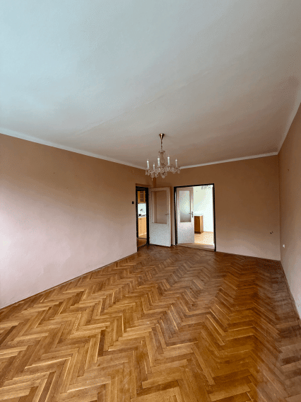 NA PREDAJ 3-IZBOVÝ BYT S DVOMI BALKÓNMI A PARKOVACÍM MIESTOM - fotografia 1