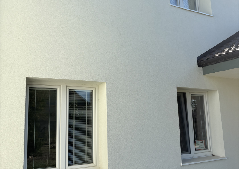 🏡 NA PRENÁJOM | RODINNÝ DOM S HALOU A VEĽKOU PARKOVACOU PLOCHOU – BRESTOVANY🏡 - fotografia 1